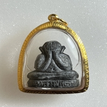 พระปิดตาหลวงปู่โต๊ะ พิมพ์ตุ๊กตาเล็ก เนื้อผงใบลาน พ.ศ. 2521