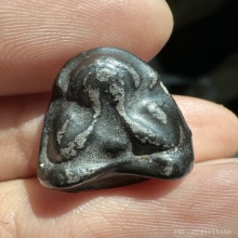 พระปิดตาเนื้อคลุกรักหลังแบบ