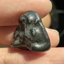 พระปิดตาเนื้อคลุกรักหลังแบบ