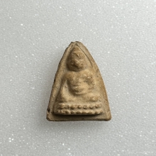 พุทโธน้อยคุณแม่บุญเรือน รุ่นแรก พิมพ์เล็ก เนื้อดิน พ.ศ.2494