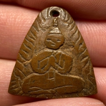 กะลารูปพระพุทธ แกะทรงสามเหลี่ยม