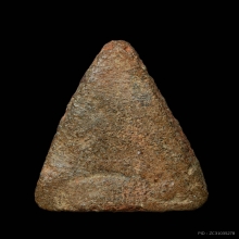 พระนางพญา กรุวัดทรงมะค่า พิมพ์ข้างเม็ด เนื้อดินเผา จ.สุโขทัย