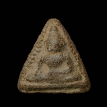 พระนางพญา กรุวัดทรงมะค่า พิมพ์ข้างเม็ด เนื้อดินเผา จ.สุโขทัย