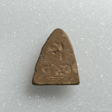 พุทโธน้อยคุณแม่บุญเรือน รุ่นแรกพิมพ์กลาง เนื้อดิน พ.ศ.2494