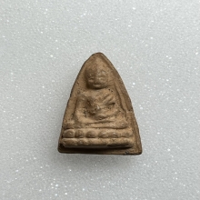 พุทโธน้อยคุณแม่บุญเรือน รุ่นแรกพิมพ์กลาง เนื้อดิน พ.ศ.2494