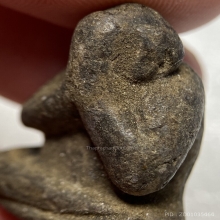 พระปิดตา เนื้อผงคลุกรักเก่า (ไม่ทราบที่)