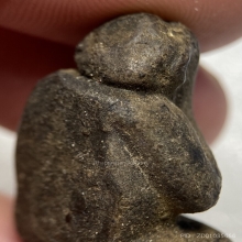 พระปิดตา เนื้อผงคลุกรักเก่า (ไม่ทราบที่)