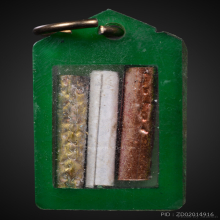 ล็อกเก็ตภาพถ่ายหลังตะกรุด 3 กษัตริย์หลวงพ่อกวยปี 2515