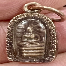 พระปรกมะขามรุ่นแรกปู่สีห์ วัดสะแก 2519 หลังตอกโค๊ด เลี่ยมนาค