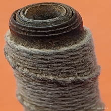 ม้วน 5 รอบ ยาว 4 นิ้ว เนื้อทองเหลือง เห็นคราบความเก่า