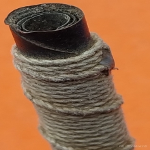 ม้วน 5 รอบ ยาว 4 นิ้ว เนื้อทองเหลือง เห็นคราบความเก่า