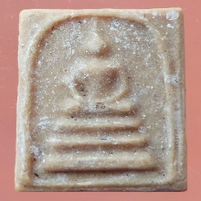 ลพ.กวย เนื้อผงน้ำมันหลังเรียบ ปี 15 ขนาด 1.6  x 2.2 ซม.