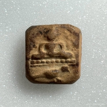 หลวงพ่อปาน พิมพ์ทรงนกสมาธิ เนื้อดินเผา พ.ศ. 2460