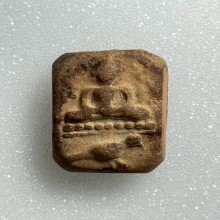 หลวงพ่อปาน พิมพ์ทรงนกสมาธิ เนื้อดินเผา พ.ศ. 2460