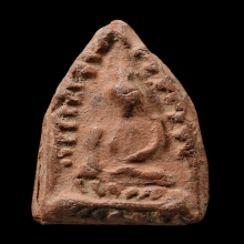 พระสรรค์นั่ง พิมพ์ไหล่ยก ข้างเม็ด เนื้อดิน