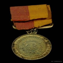 เหรียญธรรมจักร เนื้อเงินกะไหล่ทอง พร้อมใบโพธิ์แพรแถบ