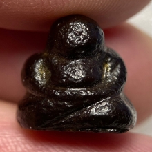 พระสังกัจจายน์จิ๋ว เนื้อผงจุ่มรัก (ไม่ทราบที่)