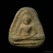 พระนางพญาเข่ากว้าง หลังอูม เนื้อดิน กรุบางขลัง จ.สุโขทัย 