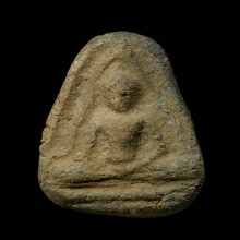 พระนางพญาเข่ากว้าง หลังอูม เนื้อดิน กรุบางขลัง จ.สุโขทัย 