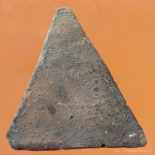 พระนางพญาซุ้มคู่ ลพ.กวย เนื้อดินสีดำ