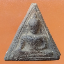 พระนางพญาซุ้มคู่ ลพ.กวย เนื้อดินสีดำ