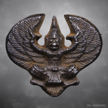 พญาครุฑ เนื้อชิน ด้านหลังจารยันต์หลวงพ่อโอภาสี