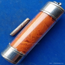 ตะกรุดสาริกาเนื้อเงินจารมือ ยาว 2.7 ซม. + ผ้าจีวร