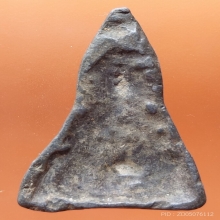 พระกรุเนื้อชินตะกั่ว ขนาดประมาณ 2.2 x 3.4 ซม.