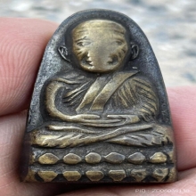 หลวงปู่ทวดเตารีดหลังหนังสือปี05 ว จุด