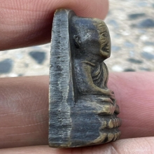 หลวงปู่ทวดเตารีดหลังหนังสือปี05 ว จุด