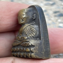 หลวงปู่ทวดเตารีดหลังหนังสือปี05 ว จุด