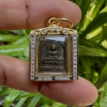 หลวงปู่ศุข พระสี่เหลี่ยมพิมพ์ประภามณฑล รัศมีข้าง หลังจารย์ 