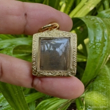 หลวงปู่ศุข พระสี่เหลี่ยมพิมพ์ประภามณฑล รัศมีข้าง หลังจารย์ 