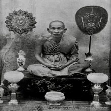 หลวงปู่ศุข พระสี่เหลี่ยมพิมพ์ประภามณฑล รัศมีข้าง หลังจารย์ 