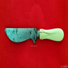 มีดด้ามงาแกะ ใบเหล็กเก่า ตัวรัดมีดเป็นเงินเก่า 