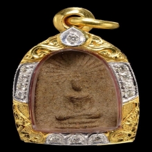 พระพิมพ์ซุ้มรัศมี เนื้อว่านพญาไม้ผุ มีจาร 3 ตัว หลวงปู่บุญ 