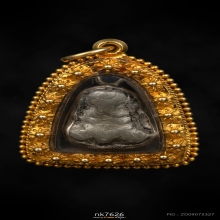 พระปิดตาหลวงปู่เอี่ยม วัดหนัง พิมพ์นะหัวเข่า เนื้อตะกั่ว