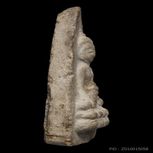 พระพุทโธน้อย พิมพ์ใหญ่ (จีวรแซม) เนื้อผงพุทธคุณ ปี2494