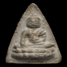 พระพุทโธน้อย พิมพ์ใหญ่ (จีวรแซม) เนื้อผงพุทธคุณ ปี2494