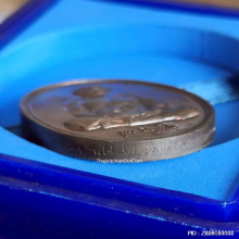 เหรียญ หลวงพ่อคูณ วัดบ้านไร่ ปี 37 รุ่นมุทิตาจิต เนื้อนวะ