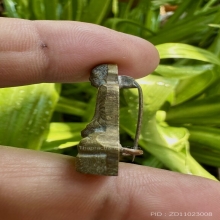 หลวงพ่อพรหม รุ่นเข่ากว้างเนื้อทองระฆัง หลังเข็มกลัดองค์ที่2