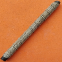 ม้วน 5 รอบ ยาว 4 นิ้ว เนื้อทองเหลือง เห็นคราบความเก่า