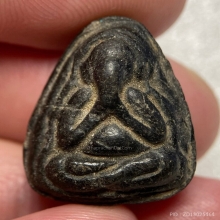 พระปิดตา เนื้อผงคลุกรักเก่า