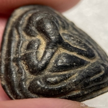 พระปิดตา เนื้อผงคลุกรักเก่า