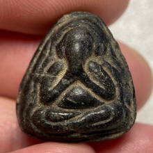 พระปิดตา เนื้อผงคลุกรักเก่า