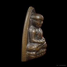 หลวงปู่ทวดพิมพ์หลังเตารีดปั๊มซ้ำเนื้อนวะโลหะหายากยิ่ง