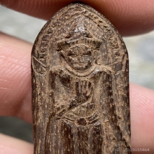 พระร่วงหลังรางปืน แกะจากไม้ (แกะล้อพิมพ์)