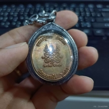 เหรียญห่วงเชื่อม ภ ขีดนิยมพร้อมเลี่ยมเงิน