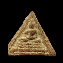 พระพุทธเนื้อผงขอบมีรอยตัดมือ สูงประมาณ 2.5 ซม.