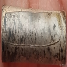 ตะกรุดสาริกาเนื้อเงินจารมือ ยาว 2.7 ซม. + ผ้าจีวร